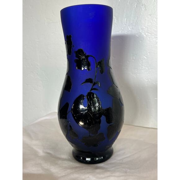 Vintage Cobalt Blue Glass Vase with Black Floral Overlay Signed Art Glass 10” - Picture 6 of 12